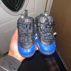 NIKE LITTLE POSITE ONE in Black and Blue